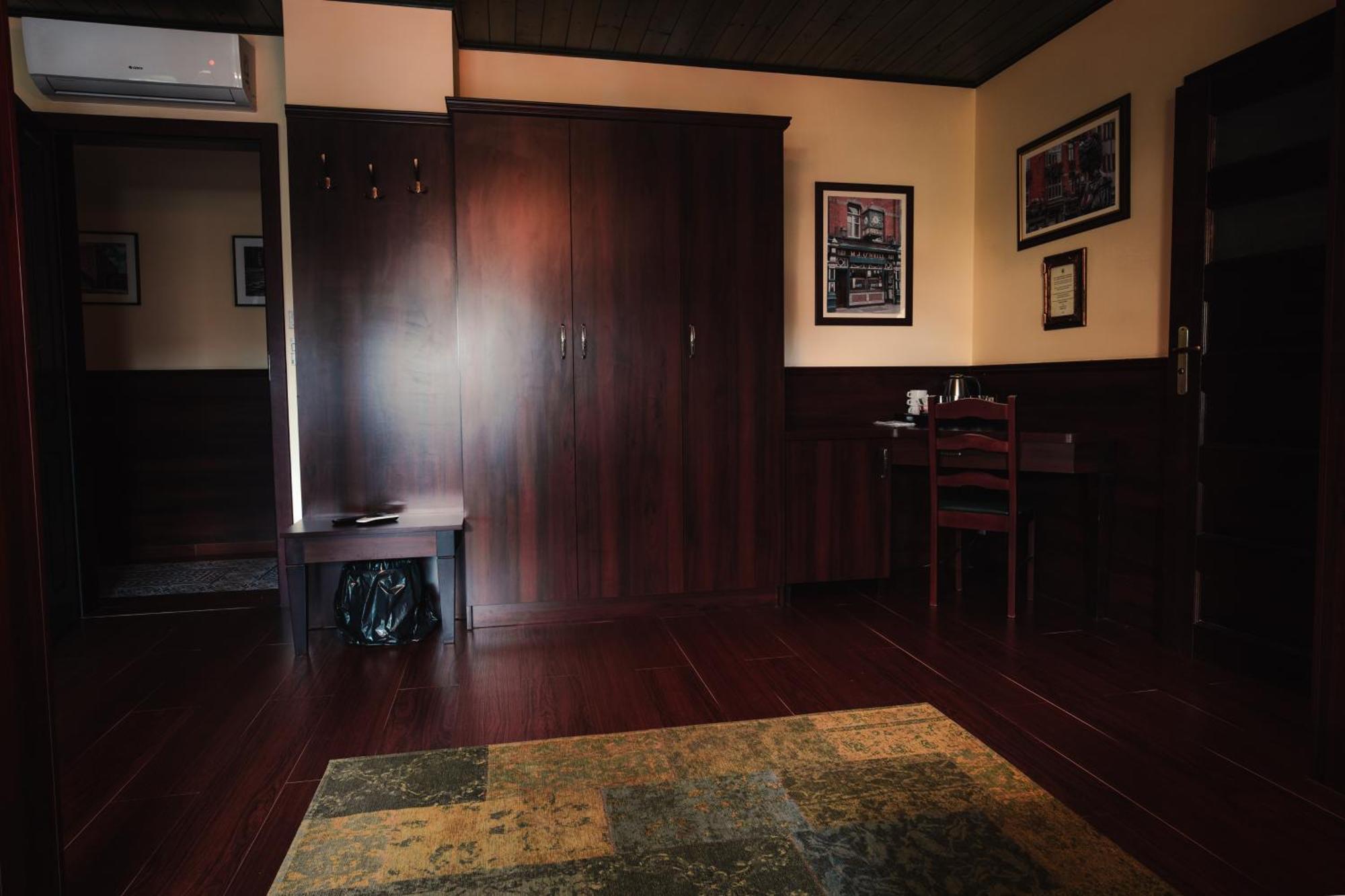 Shoemaker Irish Pub & Accommodation Kielce Eksteriør billede